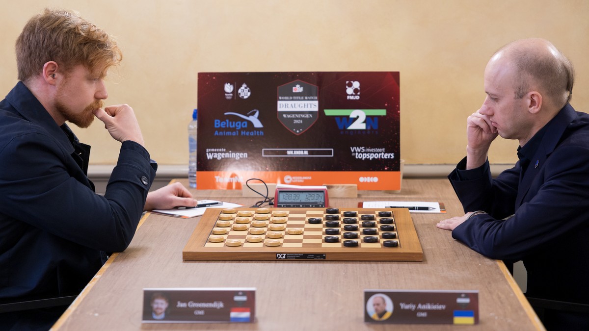 Мотрічко та Анікєєв в чергових партіях поділили очки у матчах за звання ЧС з шашок-100