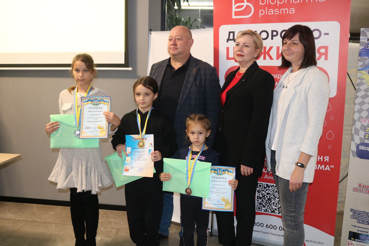 Переможці турніру з шашок-64 до Дня студентів. Зліва направо: А.Савченко, М.Плющакова, А.Івашина, М.Коба (маленька), Н.Муленко, А.Губарєва