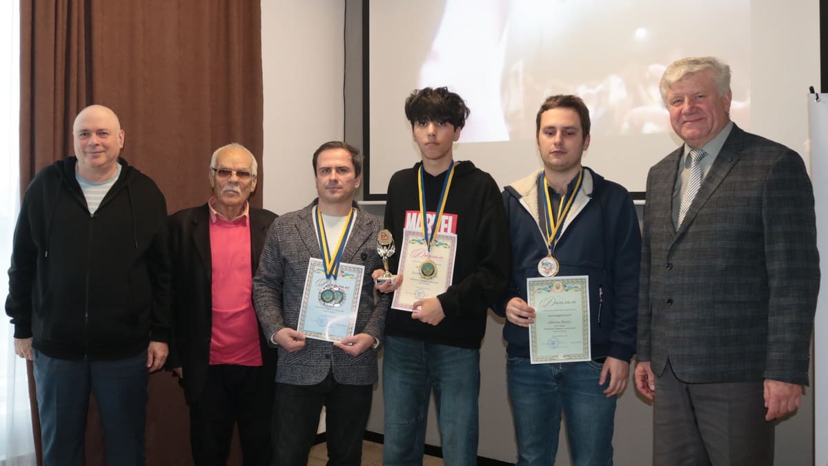 Призери чемпіонату України з шашок-64. Блискавична гра. 2025 рік. Зліва направо: Л.Бройтман, В.Лисиченко, О.Колін, М.Колєсніков, Ф.Шепель, І.Губарєв