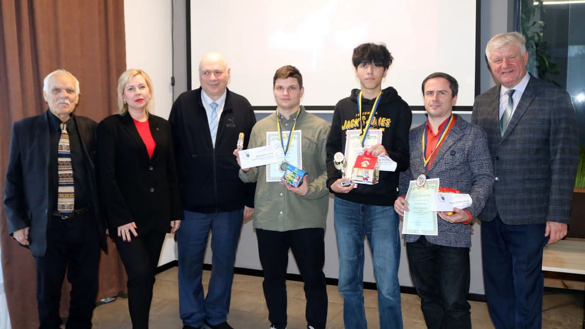 Призери чемпіонату України з шашок-64. Класична гра. 2025 рік. Зліва направо: В.Лисиченко, Н.Муленко, Л.Бройтман, І.Демченко, М.Колєсніков, О.Колін, І.Губарєв