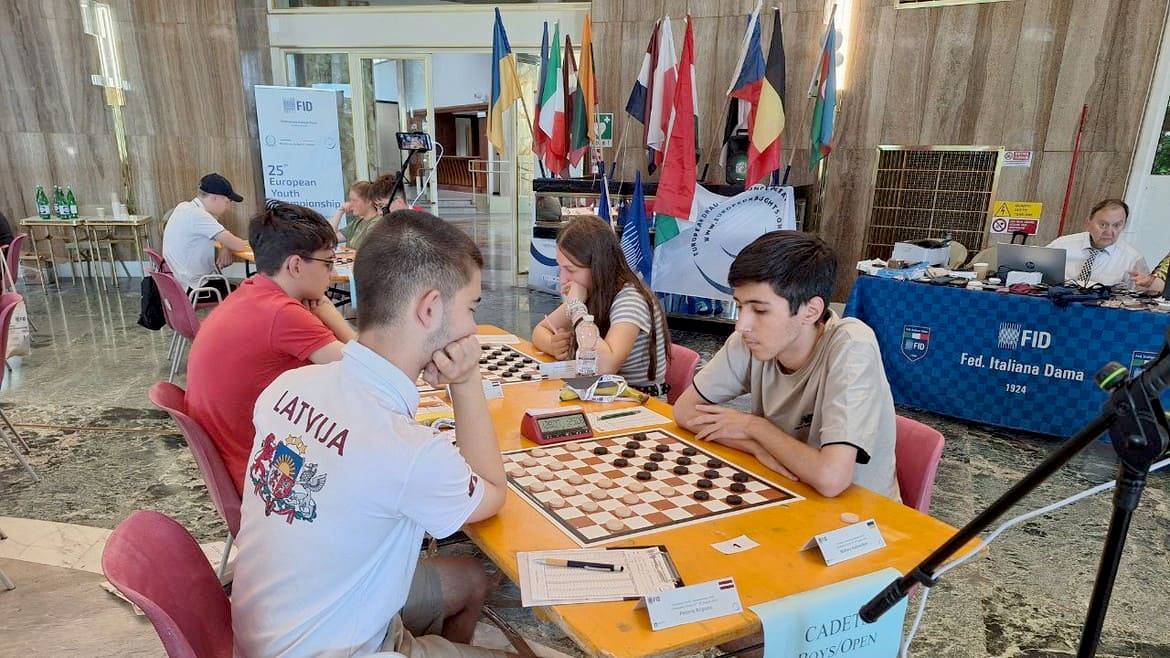 Матвєй Колєсніков (праворуч)