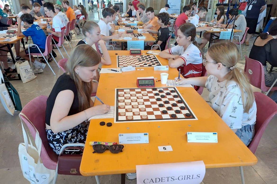 Василиса Куценко (ліворуч) проти Анастасії Пічки