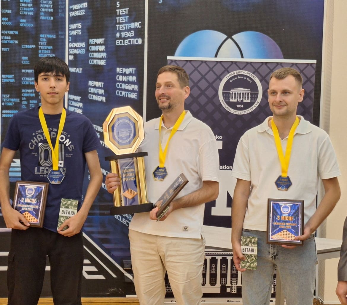 Зліва направо: М.Колєсніков, І.Антоненко, В.Пікіняр