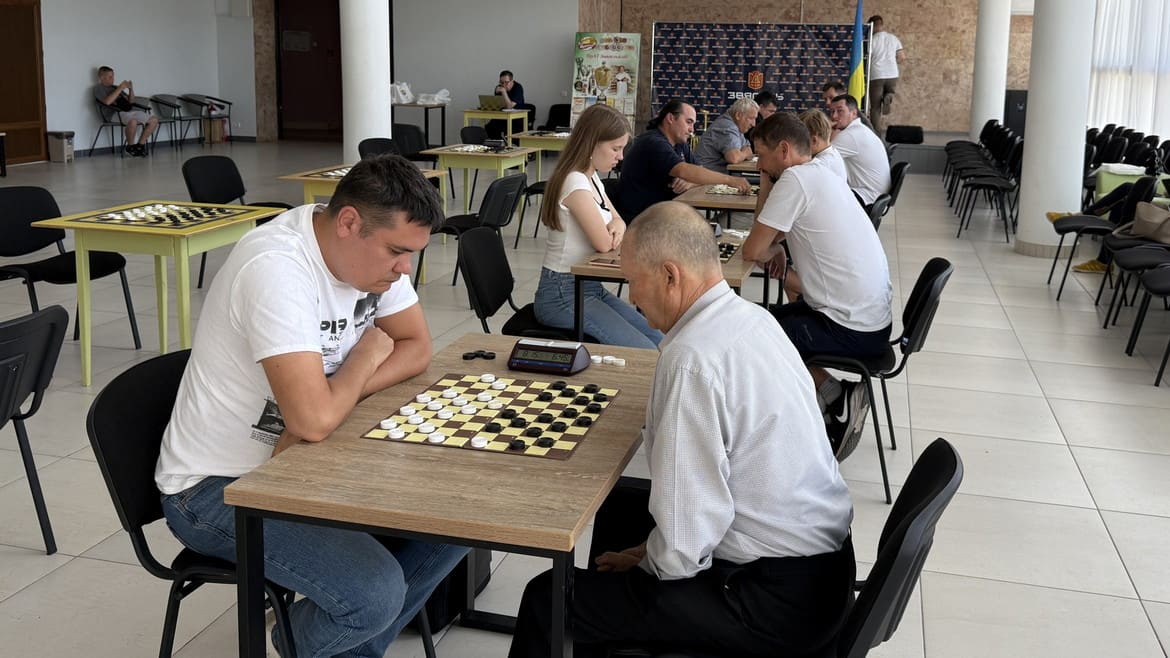 Змагання з шашок-100 у Звягелі