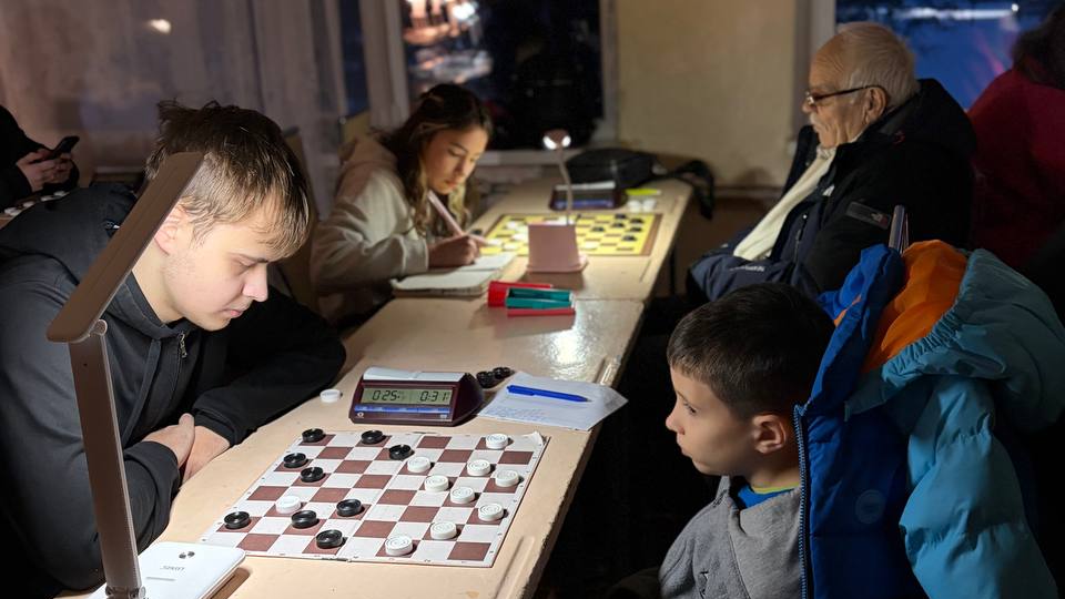 На 77-му чемпіонаті міста Кам'янського з шашок-64 зіграно шостий тур